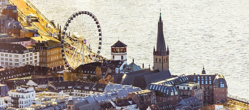 Aerial view, Wheel of Vision Ferris wheel at Burgplatz at Christmas time in the Old Town in Düsseldorf, Rhineland, North Rhine-Westphalia, Germany, place of worship, DE, Düsseldorf, Europe, religious community, place of worship, holy place, church, parish, denomination, aerial view, aerial photography, aerial photography, religion, religious site, St. Lambertus Church St. Lambertus Church, overview, bird's eye view, birds-eyes view, catholic St. Lambertus Church, overview