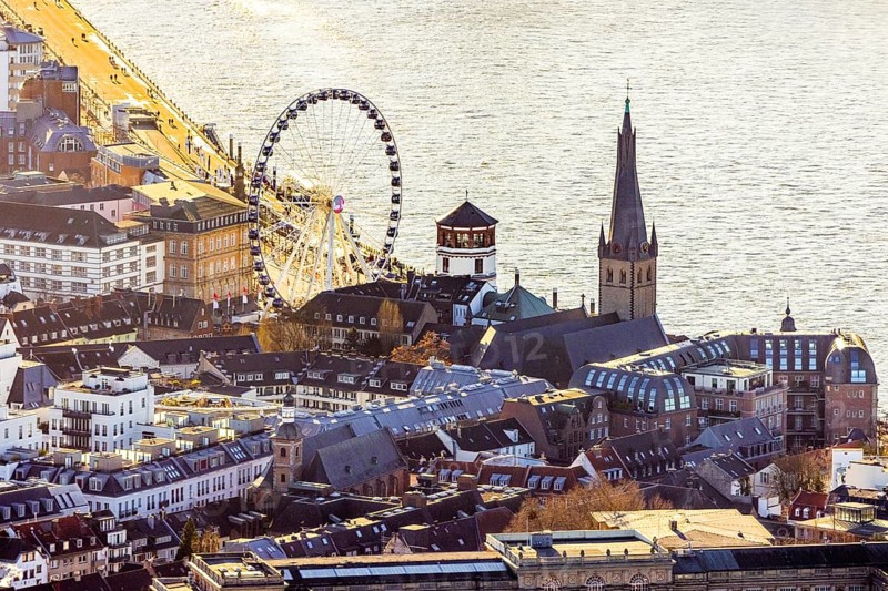 Aerial view, Wheel of Vision Ferris wheel at Burgplatz at Christmas time in the Old Town in Düsseldorf, Rhineland, North Rhine-Westphalia, Germany, place of worship, DE, Düsseldorf, Europe, religious community, place of worship, holy place, church, parish, denomination, aerial view, aerial photography, aerial photography, religion, religious site, St. Lambertus Church St. Lambertus Church, overview, bird's eye view, birds-eyes view, catholic St. Lambertus Church, overview