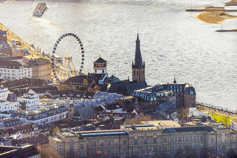 Aerial view, Wheel of Vision Ferris wheel at Burgplatz at Christmas time in the Old Town in Düsseldorf, Rhineland, North Rhine-Westphalia, Germany, place of worship, DE, Düsseldorf, Europe, religious community, place of worship, holy place, church, parish, denomination, aerial view, aerial photography, aerial photography, religion, religious site, St. Lambertus Church St. Lambertus Church, overview, bird's eye view, birds-eyes view, catholic St. Lambertus Church, overview