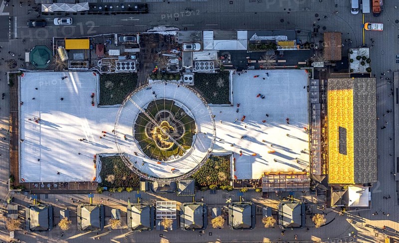 Aerial view, DEG-Winterwelt ice skating rink on the Kö at Corneliusplatz, city centre, Düsseldorf, Rhineland, North Rhine-Westphalia, Germany, Cornelius Brunnen, DE, ice rink, ice skating rink, Europe, Königsallee, aerial view, aerial photography, aerial photography, sight, overview, bird's eye view, Christmas market, birds-eyes view, overview