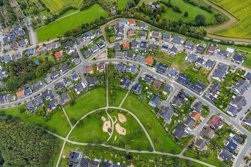 Aerial view, housing estate with playground on Frankfurter Straße in Breckerfeld, Sauerland, North Rhine-Westphalia, Germany, Breckerfeld, DE, Europe, property tax, real estate, aerial view, aerial photography, aerial photography, overview, bird's-eye view, housing estate, housing and living, residential area, residential buildings, housing quality, residential neighbourhood, housing estate, birds-eyes view, overview