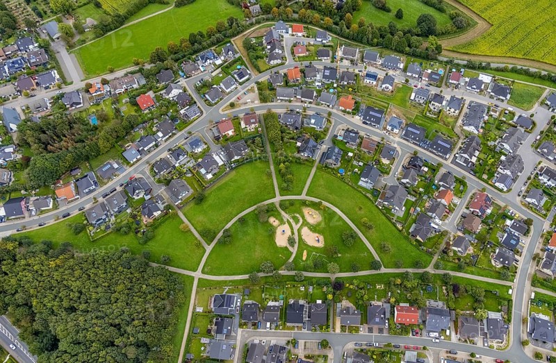 Aerial view, housing estate with playground on Frankfurter Straße in Breckerfeld, Sauerland, North Rhine-Westphalia, Germany, Breckerfeld, DE, Europe, property tax, real estate, aerial view, aerial photography, aerial photography, overview, bird's-eye view, housing estate, housing and living, residential area, residential buildings, housing quality, residential neighbourhood, housing estate, birds-eyes view, overview