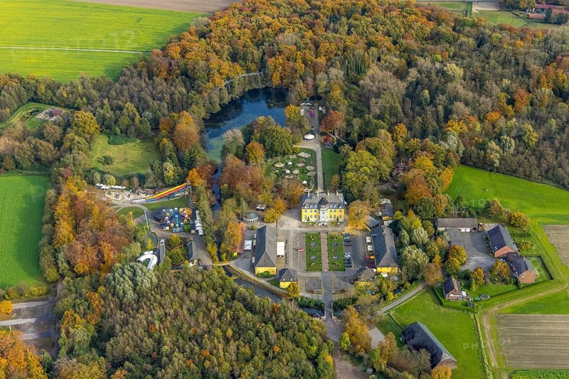 Aerial view, amusement park Schloss Beck with fairground rides in the district Kirchhellen-Nord-Ost in Bottrop, Ruhr area, North Rhine-Westphalia, Germany, Bottrop, DE, Europe, leisure activities, leisure park, leisure fun, leisure centre, manor house, aerial view, aerial photography, aerial photography, castle, overview, bird's-eye view, overview