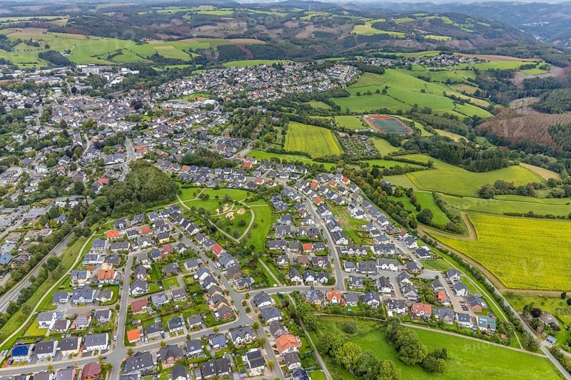 Aerial view, housing estate with playground on Frankfurter Straße in Breckerfeld, Sauerland, North Rhine-Westphalia, Germany, Breckerfeld, DE, Europe, property tax, real estate, aerial view, aerial photography, aerial photography, overview, bird's-eye view, housing estate, housing and living, residential area, residential buildings, housing quality, residential neighbourhood, housing estate, birds-eyes view, overview