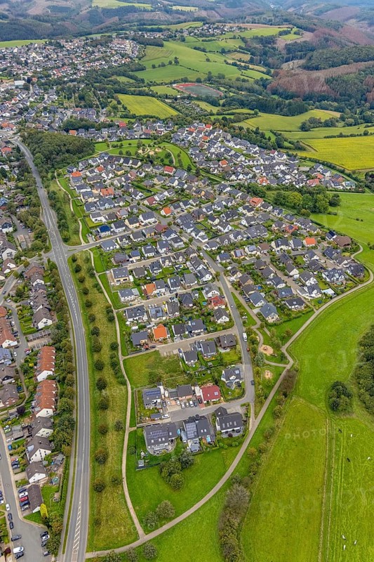 Aerial view, housing estate with playground on Frankfurter Straße in Breckerfeld, Sauerland, North Rhine-Westphalia, Germany, Breckerfeld, DE, Europe, property tax, real estate, aerial view, aerial photography, aerial photography, overview, bird's-eye view, housing estate, housing and living, residential area, residential buildings, housing quality, residential neighbourhood, housing estate, birds-eyes view, overview