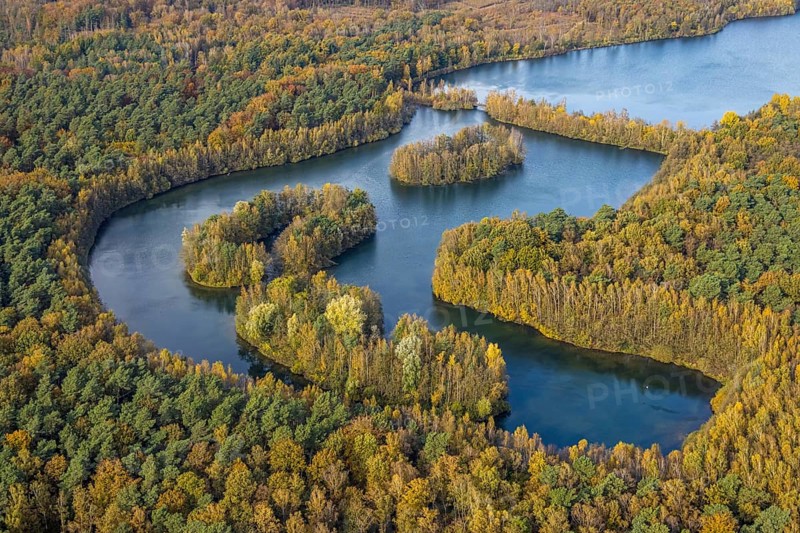 Aerial view, Heidesee surrounded by autumnal forest in the district Kirchhellen-Süd in Bottrop, Ruhr area, North Rhine-Westphalia, Germany, Bottrop, DE, Europe, autumn colours, autumn forest, autumn forest colours, island in the lake, aerial view, aerial photography, aerial photography, lake, overview, bird's eye view, birds-eyes view, autumnal forest, overview