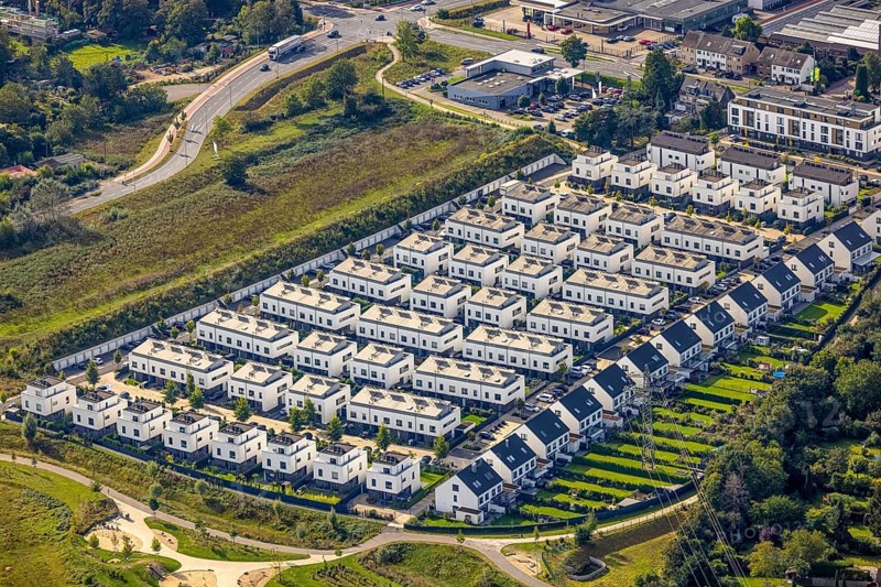 Aerial view, terraced houses single-family houses residential area Unter der Mühle in the district Büderich in Meerbusch, Rhineland, North Rhine-Westphalia, Germany, DE, single-family houses, Europe, property tax, real estate, aerial view, aerial photography, aerial photography, Meerbusch, terraced houses, overview, bird's eye view, residential complex, living and living, residential area, residential houses, quality of living, residential neighbourhood, housing estate, birds-eyes view, former site of the Böhlerwerke, overview