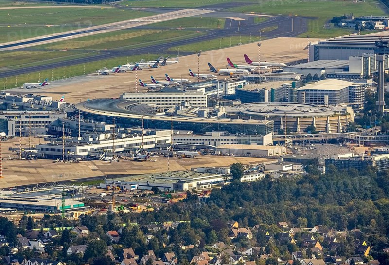 Aerial photograph, Düsseldorf Airport in the Lohausen district of Düsseldorf, Rhineland, North Rhine-Westphalia, Germany, terminal building, DE, Düsseldorf, Europe, flight emission, airport, aircraft noise, aeroplane, aerial photograph, aerial photography, aerial photography, overview, bird's-eye view, overview