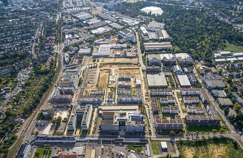Aerial view, construction site at the VIERZIG549 residential complex and Hansapark Düsseldorf in the Büderich district of Meerbusch, Rhineland, North Rhine-Westphalia, Germany, construction work, construction area, building site, building plots, construction project, construction site, DE, Düsseldorf, Europe, shapes and colours, property tax, real estate, aerial view, aerial photography, aerial photography, Meerbusch, new building, overview, bird's-eye view, housing estate, housing and living, residential area, residential buildings, residential quality, residential quarter, housing estate, birds-eyes view, overview