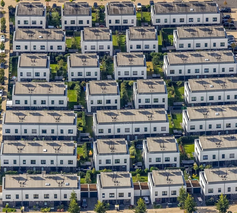 Aerial view, terraced houses single-family houses residential quarter Unter der Mühle in the district Büderich in Meerbusch, Rhineland, North Rhine-Westphalia, Germany, DE, single-family houses, Europe, property tax, real estate, aerial view, aerial photography, aerial photography, Meerbusch, terraced houses, overview, bird's-eye view, residential complex, housing and living, residential area, residential buildings, quality of living, residential quarter, housing estate, birds-eyes view, former site of the Böhlerwerke, overview