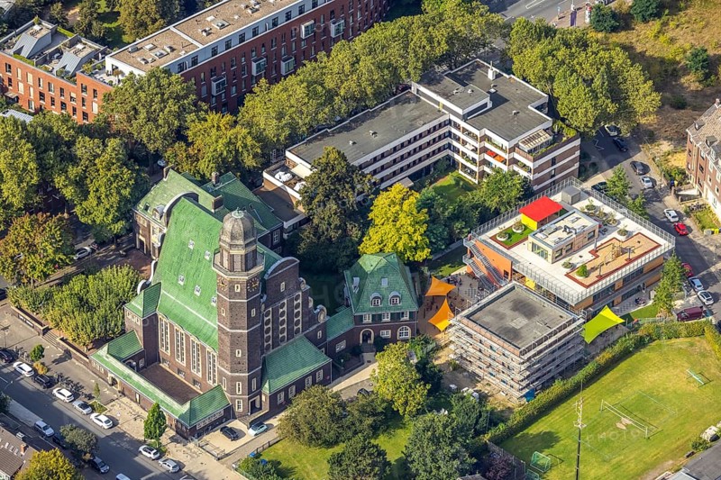 Aerial view, Church of the Resurrection and Wettiner Straße Protestant Kindergarten in the Oberkassel district of Düsseldorf, Rhineland, North Rhine-Westphalia, Germany, place of worship, DE, Düsseldorf, Europe, religious community, place of worship, sacred site, kindergarten, day-care centre, church, church community, day-care centre, denomination, aerial view, aerial photography, aerial photography, religion, religious site, overview, bird's-eye view, overview