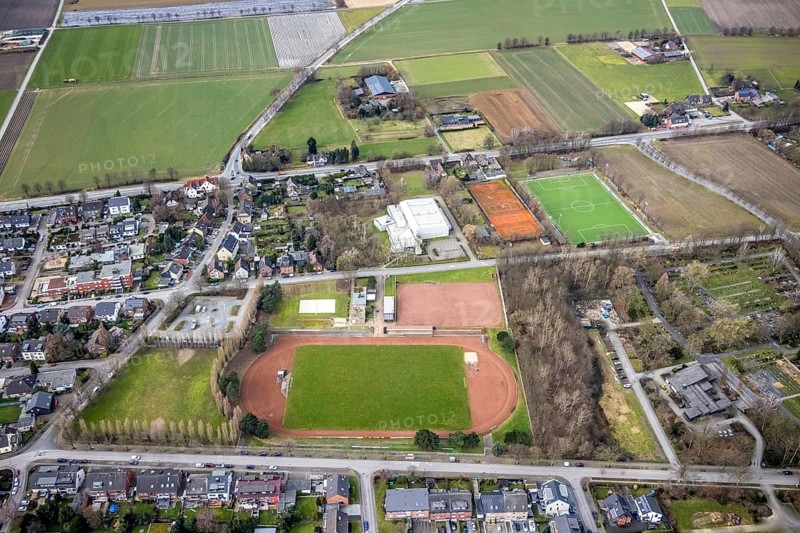 Aerial view, district sports facility Kirchhellen, sports field VfB Kirchhellen 1920 e.V., Bottrop-Kirchhellen, Ruhr area, North Rhine-Westphalia, Germany, DE, Europe, football pitch, football stadium, football club, aerial view, aerial photography, aerial photography, sports, sports facilities, sports field, sports facility, stadium, tennis, tennis facility, tennis courts, overview, bird's eye view, birds-eyes view, overview