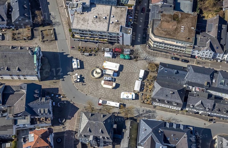 Aerial view, market place with fountain, gastronomy at the market place with half-timbered houses, Brilon, Sauerland, North Rhine-Westphalia, Germany, DE, Europe, aerial view, aerial photography, aerial photography, market, market stalls, overview, bird's eye view, weekly market market, birds-eyes view, overview