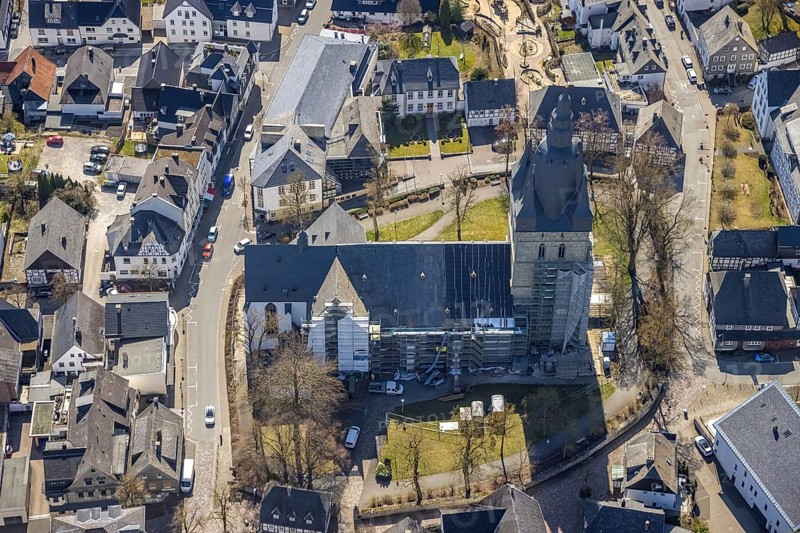 Aerial view, renovation of the catholic parish church of St Peter and St Andrew, Brilon, Sauerland, North Rhine-Westphalia, Germany, place of worship, construction work, construction project, construction site, DE, Europe, religious community, place of worship, green trees, Hochsauerlandkreis, church, parish, denomination, aerial view, aerial photography, aerial photography, Propst-Meyer-Straße, religion, renovation, refurbishment, overview, cladding, bird's eye view, birds-eyes view, overview