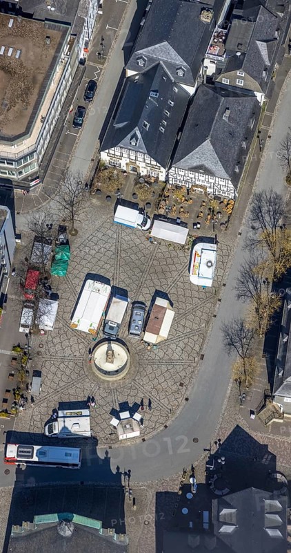 Aerial view, market place with fountain, gastronomy at the market place with half-timbered houses, Brilon, Sauerland, North Rhine-Westphalia, Germany, DE, Europe, aerial view, aerial photography, aerial photography, market, market stalls, overview, bird's eye view, weekly market market, birds-eyes view, overview