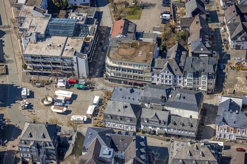 Aerial view, market place with fountain, gastronomy at the market place with half-timbered houses, Brilon, Sauerland, North Rhine-Westphalia, Germany, DE, Europe, aerial view, aerial photography, aerial photography, market, market stalls, overview, bird's eye view, weekly market market, birds-eyes view, overview
