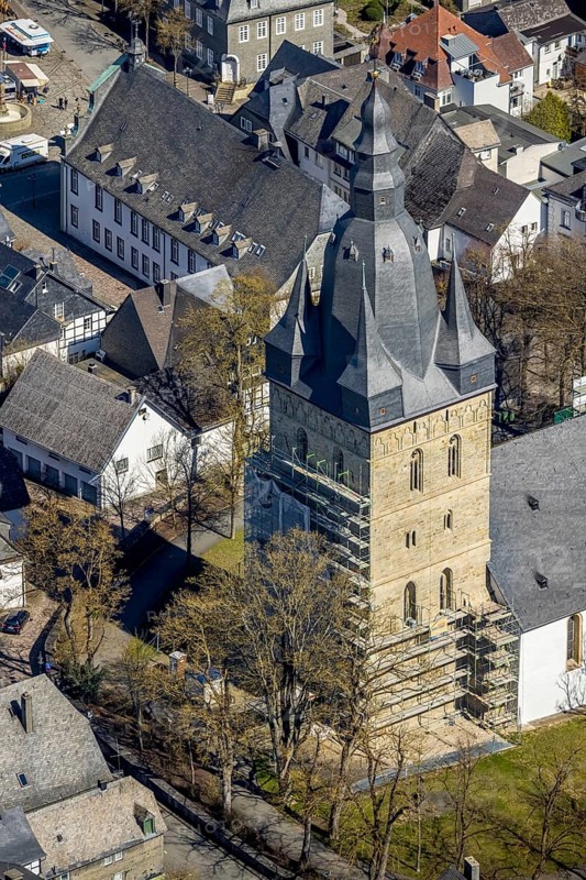 Aerial view, renovation of the catholic parish church of St Peter and St Andrew, Brilon, Sauerland, North Rhine-Westphalia, Germany, place of worship, construction work, construction project, construction site, DE, Europe, religious community, place of worship, green trees, Hochsauerlandkreis, church, parish, denomination, aerial view, aerial photography, aerial photography, Propst-Meyer-Straße, religion, renovation, refurbishment, overview, cladding, bird's eye view, birds-eyes view, overview