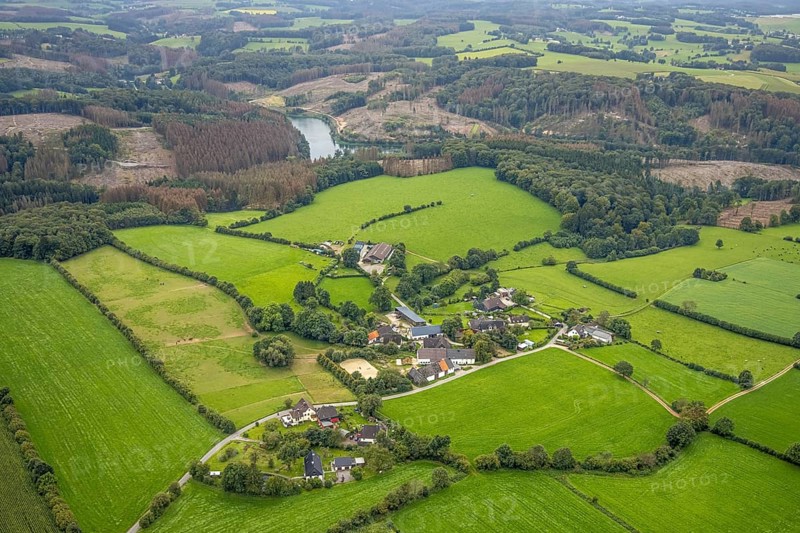 Aerial view, housing estate surrounded by meadows and fields in Ebbinghausen with forest damage at the Ennepetalsperre in Breckerfeld, Sauerland, North Rhine-Westphalia, Germany, tree dieback, bark beetle damage, bark beetle plague, Breckerfeld, DE, Europe, spruce dieback, clear-cutting, aerial view, aerial photography, aerial photography, overview, bird's eye view, forest, forest damage, forest dieback, birds-eyes view, overview