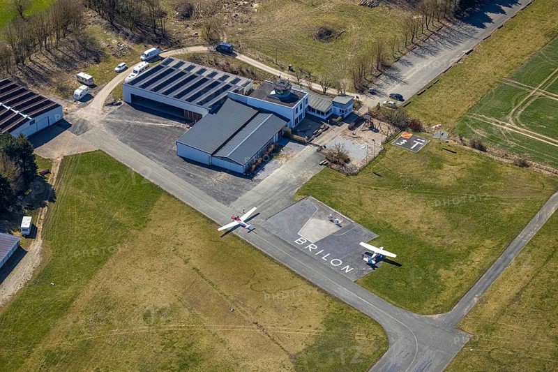 Aerial photo, Brilon Hochsauerland airfield, Zum alten Tower, EFR Brilon Landeplatz, Brilon, Sauerland, North Rhine-Westphalia, Germany, terminal building, DE, Europe, airport, airfield, Hochsauerlandkreis, runway, aerial photograph, aerial photography, aerial photography, Luftsportverein Brilon e.V., runway, Thülener Bruch, overview, bird's-eye view, birds-eyes view, overview