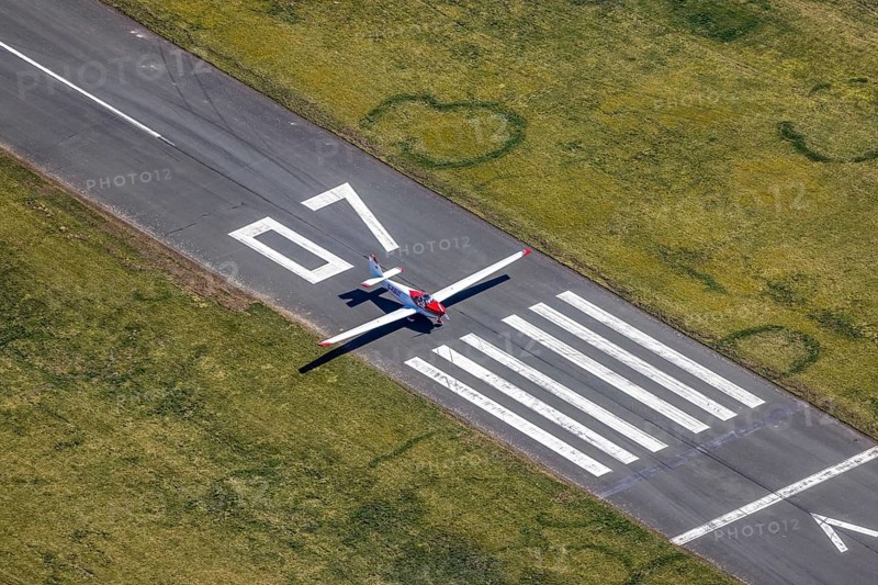 Aerial photo, Brilon Hochsauerland airfield, Zum alten Tower, EFR Brilon landing site, Motorsegeler D-KBUT, Brilon, Sauerland, North Rhine-Westphalia, Germany, DE, Europe, airport, airfield, Hochsauerlandkreis, runway, aerial photo, aerial photography, aerial photography, Luftsportverein Brilon e.V., runway, Thülener Bruch, overview, bird's-eye view, birds-eyes view, overview