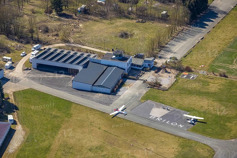 Aerial photo, Brilon Hochsauerland airfield, Zum alten Tower, EFR Brilon Landeplatz, Brilon, Sauerland, North Rhine-Westphalia, Germany, terminal building, DE, Europe, airport, airfield, Hochsauerlandkreis, runway, aerial photograph, aerial photography, aerial photography, Luftsportverein Brilon e.V., runway, Thülener Bruch, overview, bird's-eye view, birds-eyes view, overview
