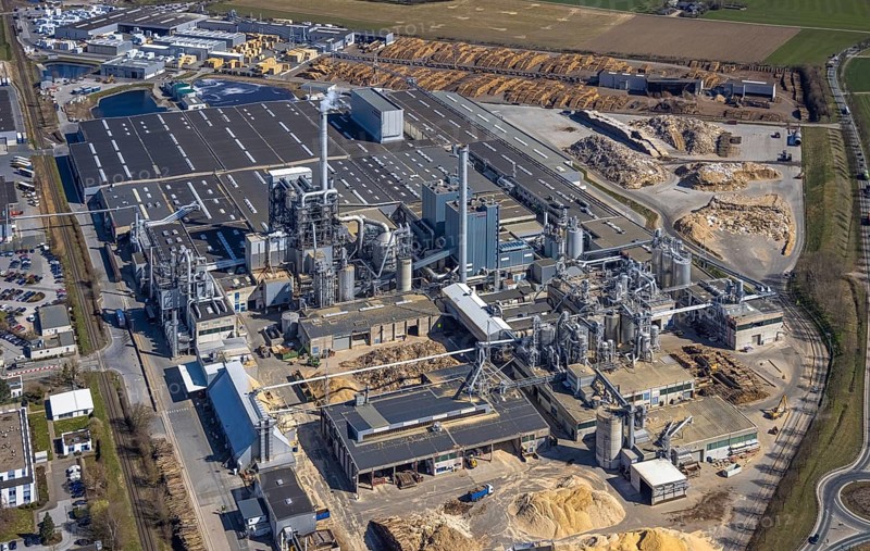 Aerial view, Egger Holzwerkstoffe Brilon GmbH, Brilon, Sauerland, North Rhine-Westphalia, Germany, DE, Europe, commercial enterprises, commercial area, commercial park, commercial location, commercial use, wood processing, Im Kissen, industrial plants, industrial area, industrial location, aerial photograph, aerial photography, aerial photography, smoke cloud, overview, bird's-eye view, birds-eyes view, overview