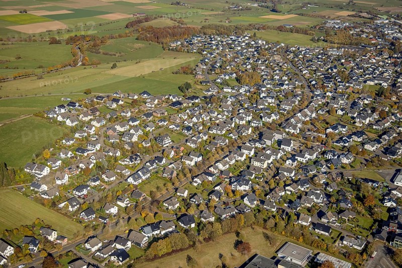 Aerial view, town view with housing estate in Brilon, Sauerland, North Rhine-Westphalia, Germany, Brilon, DE, Europe, property tax, real estate, aerial view, aerial photography, aerial photography, town view, overview, bird's-eye view, housing estate, residential area, residential buildings, residential quality, residential neighbourhood, housing estate, birds-eyes view, overview