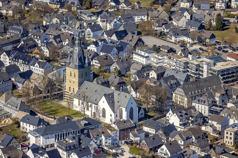 Aerial view, renovation of the catholic church of St Peter and St Andrew, Brilon, Sauerland, North Rhine-Westphalia, Germany, place of worship, construction work, construction project, construction site, DE, Europe, religious community, place of worship, green trees, Hochsauerlandkreis, church, parish, denomination, aerial photograph, aerial photography, aerial photography, Propst-Meyer-Straße, religion, renovation, refurbishment, overview, cladding, bird's-eye view, bird's-eye view, overview