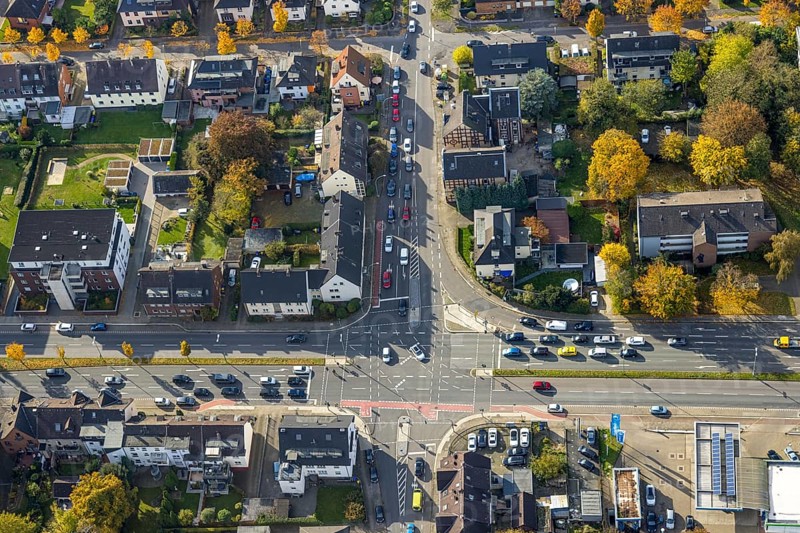 Aerial view, intersection of Hans-Sachs-Straße and Eichenstraße and red cycle path marking in the north-east district of Bottrop, Ruhr area, North Rhine-Westphalia, Germany, Bottrop, DE, Europe, aerial view, aerial photography, aerial photography, cycle path, road traffic, overview, traffic safety, bird's eye view, birds-eyes view, overview