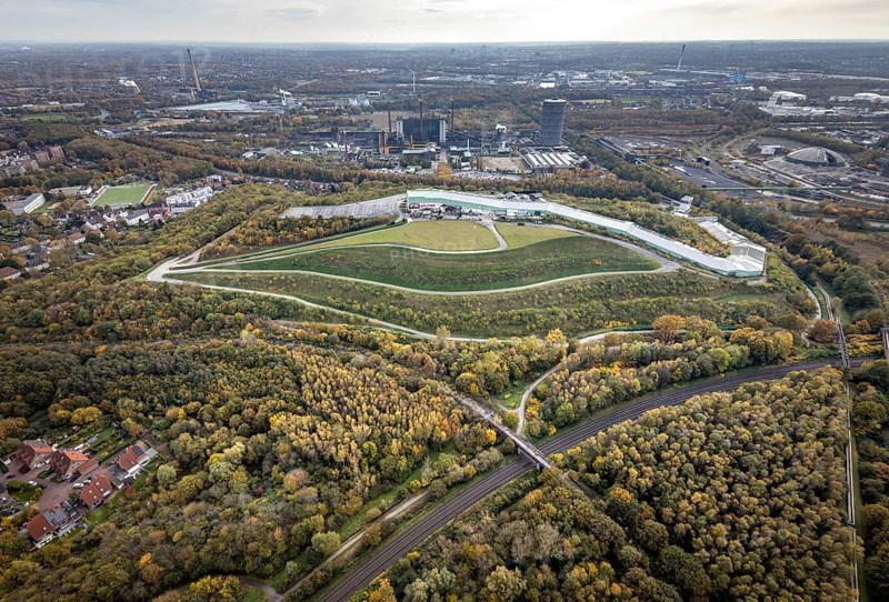 Aerial view, alpincenter Bottrop indoor ski centre on the Prosperstraße spoil tip and former Prosper-Haniel mine, now ArcelorMittal Bottrop in the Welheim district of Bottrop, Ruhr area, North Rhine-Westphalia, Germany, Prosper-Haniel spoil tip, Prosper-Haniel mine, Bottrop, DE, Europe, leisure facility, leisure activities, leisure park, slag heap, slag heap Prosperstraße, slag heap landscape, aerial view, aerial photography, aerial photography, sight, ski hall, overview, bird's-eye view, winter sports facility, colliery, birds-eyes view, overview
