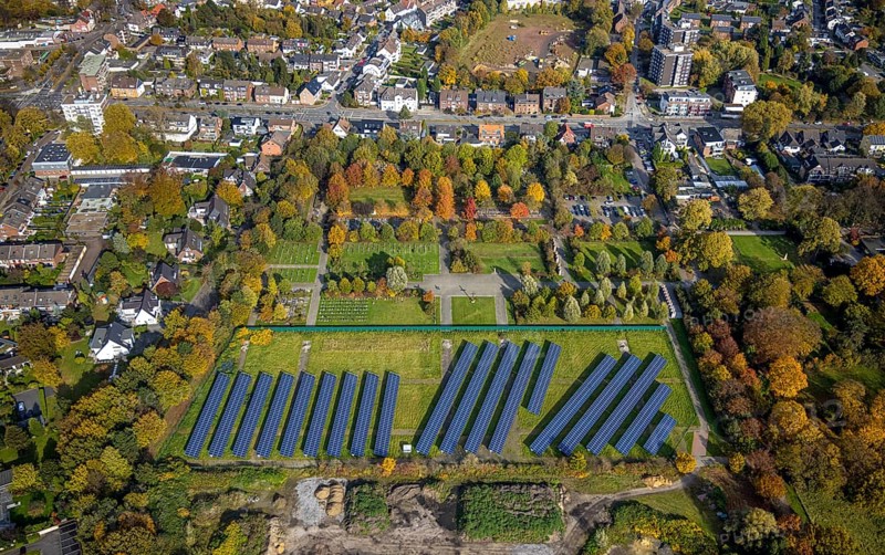 Aerial view, Solarpark Am Quellenbusch am Westfriedhof am Stadtteil Süd-West in Bottrop, Ruhr area, North Rhine-Westphalia, Germany, burial ground, Bottrop, DE, Europe, cemetery, memorial, Gottesacker, graves, burial ground, aerial view, aerial photography, aerial photography, photovoltaic, photovoltaic system, resting place, solar, solar system, solar roof, solar energy, solar park, overview, bird's eye view, birds-eyes view, overview