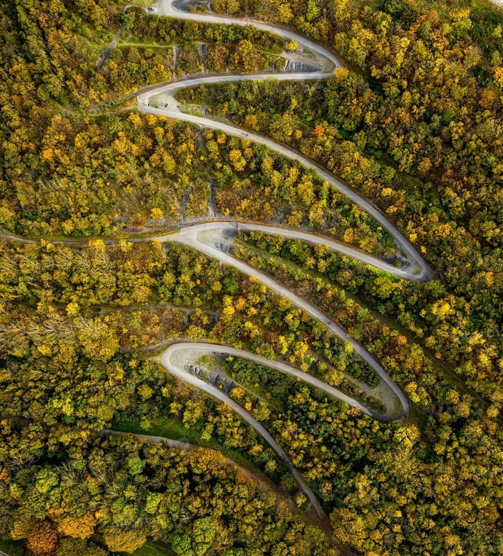 Aerial view, serpentine path to the tetrahedron on the Beckstraße spoil tip in the Batenbrock-Nord district of Bottrop, Ruhr area, North Rhine-Westphalia, Germany, viewing terrace, Bottrop, DE, Europe, shapes and colours, Emscherblick spoil tip event, autumn forest colours, aerial view, aerial photography, aerial photography, serpentine shape, overview, bird's-eye view, forest area, birds-eyes view, overview, zigzag