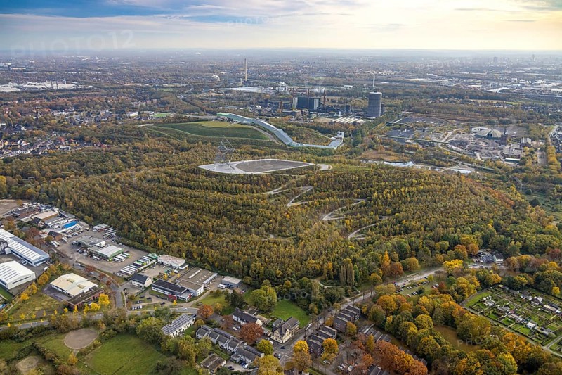 Aerial view, tetrahedron pyramid and serpentine path on the Beckstraße spoil tip as well as alpincenter Bottrop ski hall on the Prosperstraße spoil tip and former Prosper-Haniel mine in the Batenbrock-Nord district of Bottrop, Ruhr area, North Rhine-Westphalia, Germany, viewing terrace, Bottrop, DE, Europe, shapes and colours, Emscherblick slagheap event, autumn forest colours, aerial view, aerial photography, aerial photography, pyramid sculpture, sight, serpentine shape, tetrahedron, overview, bird's-eye view, forest area, birds-eyes view, overview
