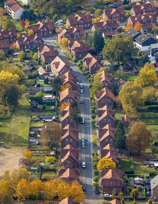 Aerial view, colliery housing estate Ludwig-Richter-Straße in the district Batenbrock-Süd in Bottrop, Ruhr area, North Rhine-Westphalia, Germany, workers' housing estate, Bottrop, DE, Europe, property tax, real estate, aerial view, aerial photography, aerial photography, overview, bird's-eye view, housing estate, housing and living, residential area, residential buildings, quality of living, residential neighbourhood, housing estate, colliery housing estate, birds-eyes view, overview, red colliery houses