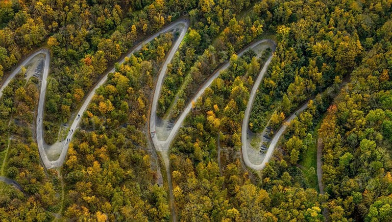 Aerial view, serpentine path to the tetrahedron on the Beckstraße spoil tip in the Batenbrock-Nord district of Bottrop, Ruhr area, North Rhine-Westphalia, Germany, viewing terrace, Bottrop, DE, Europe, shapes and colours, Emscherblick spoil tip event, autumn forest colours, aerial view, aerial photography, aerial photography, serpentine shape, overview, bird's-eye view, forest area, birds-eyes view, overview, zigzag