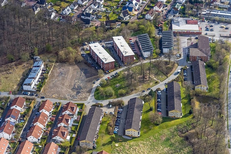 Aerial view, brownfield site in housing estate Ernst-König-Straße, Neheim, Arnsberg, Sauerland, North Rhine-Westphalia, Germany, DE, Europe, property tax, real estate, aerial view, aerial photography, aerial photography, terraced houses, overview, bird's-eye view, housing estate, residential area, residential buildings, residential quality, residential neighbourhood, housing estate, birds-eyes view, overview