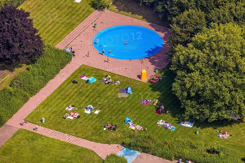 Aerial view, outdoor pool and wave pool Weddinghofen in the leisure centre Im Häupen in Weddinghofen in Bergkamen, Ruhr area, North Rhine-Westphalia, Germany, bathing establishment, bathing resort, bathing fun, Bergkamen, DE, Europe, outdoor pool, leisure facility, leisure pool, leisure activities, aerial view, aerial photography, aerial photography, swimming pool, swimming pool, overview, bird's eye view, water slide, birds-eyes view, overview