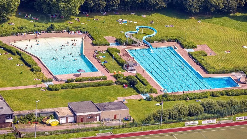 Aerial view, outdoor pool and wave pool Weddinghofen in the leisure centre Im Häupen in Weddinghofen in Bergkamen, Ruhr area, North Rhine-Westphalia, Germany, bathing establishment, bathing resort, bathing fun, Bergkamen, DE, Europe, outdoor pool, leisure facility, leisure pool, leisure activities, aerial view, aerial photography, aerial photography, swimming pool, swimming pool, overview, bird's eye view, water slide, birds-eyes view, overview