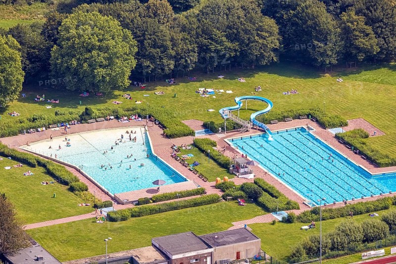 Aerial view, outdoor pool and wave pool Weddinghofen in the leisure centre Im Häupen in Weddinghofen in Bergkamen, Ruhr area, North Rhine-Westphalia, Germany, bathing establishment, bathing resort, bathing fun, Bergkamen, DE, Europe, outdoor pool, leisure facility, leisure pool, leisure activities, aerial view, aerial photography, aerial photography, swimming pool, swimming pool, overview, bird's eye view, water slide, birds-eyes view, overview