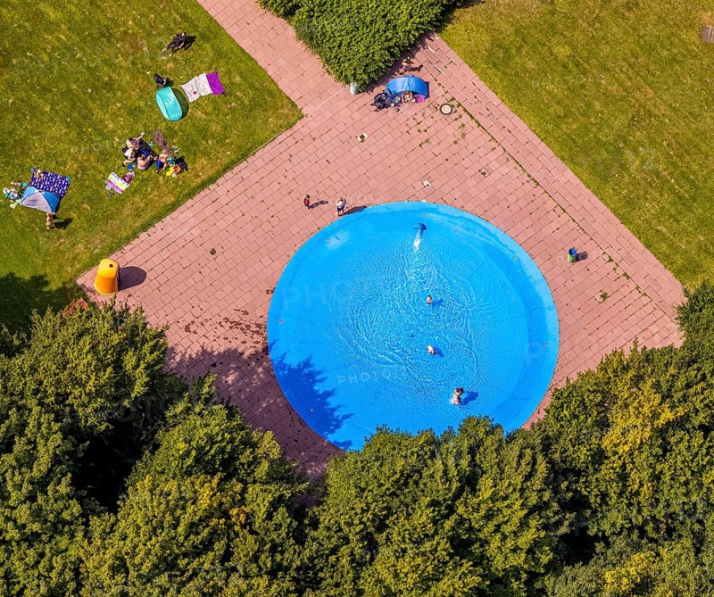 Aerial view, outdoor pool and wave pool Weddinghofen, paddling pool, children's pool, in the leisure centre Im Häupen in Weddinghofen in Bergkamen, Ruhr area, North Rhine-Westphalia, Germany, bathing establishment, bathing resort, bathing fun, Bergkamen, DE, Europe, outdoor pool, leisure facility, leisure pool, leisure activities, aerial view, aerial photography, aerial photography, swimming pool, swimming pool, overview, bird's-eye view, overview