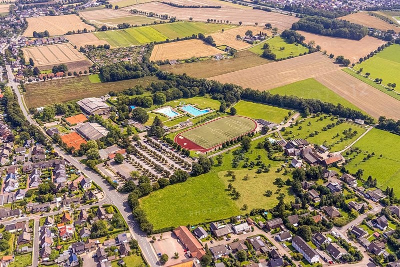 Aerial view, outdoor swimming pool and wave pool Weddinghofen in the leisure centre Im Häupen in Weddinghofen in Bergkamen, Ruhr area, North Rhine-Westphalia, Germany, bathing establishment, bathing resort, bathing fun, Bergkamen, DE, Europe, outdoor swimming pool, leisure facility, leisure pool, leisure activities, football pitch, football stadium, aerial view, aerial photography, aerial photography, swimming pool, swimming pool, sports facilities, sports field, sports facility, tennis, tennis facility, tennis courts, overview, bird's eye view, birds-eyes view, overview