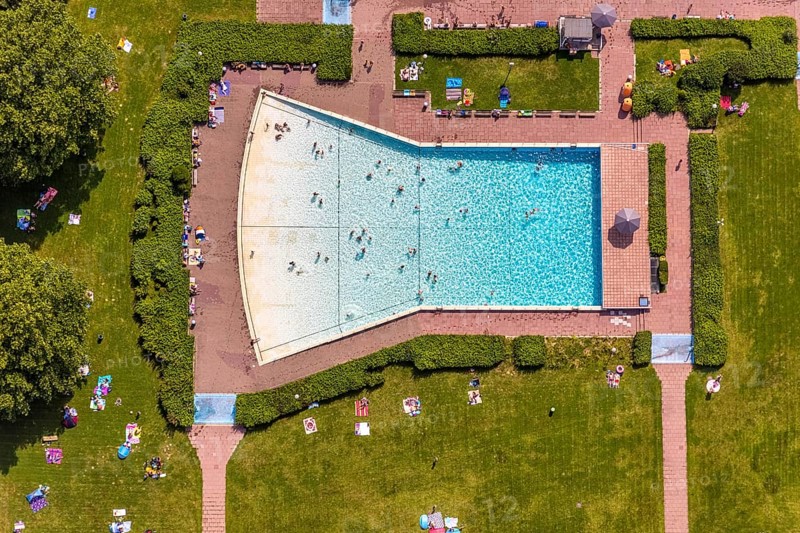 Aerial view, outdoor pool and wave pool Weddinghofen in the leisure centre Im Häupen in Weddinghofen in Bergkamen, Ruhr area, North Rhine-Westphalia, Germany, bathing establishment, bathing resort, bathing fun, Bergkamen, DE, Europe, outdoor pool, leisure facility, leisure pool, leisure activities, aerial photograph, aerial photography, aerial photography, swimming pool, swimming pool, overview, bird's eye view, birds-eyes view, overview
