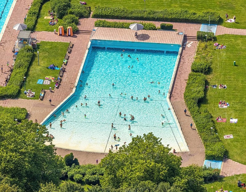 Aerial view, outdoor pool and wave pool Weddinghofen in the leisure centre Im Häupen in Weddinghofen in Bergkamen, Ruhr area, North Rhine-Westphalia, Germany, bathing establishment, bathing resort, bathing fun, Bergkamen, DE, Europe, outdoor pool, leisure facility, leisure pool, leisure activities, aerial photograph, aerial photography, aerial photography, swimming pool, swimming pool, overview, bird's eye view, birds-eyes view, overview