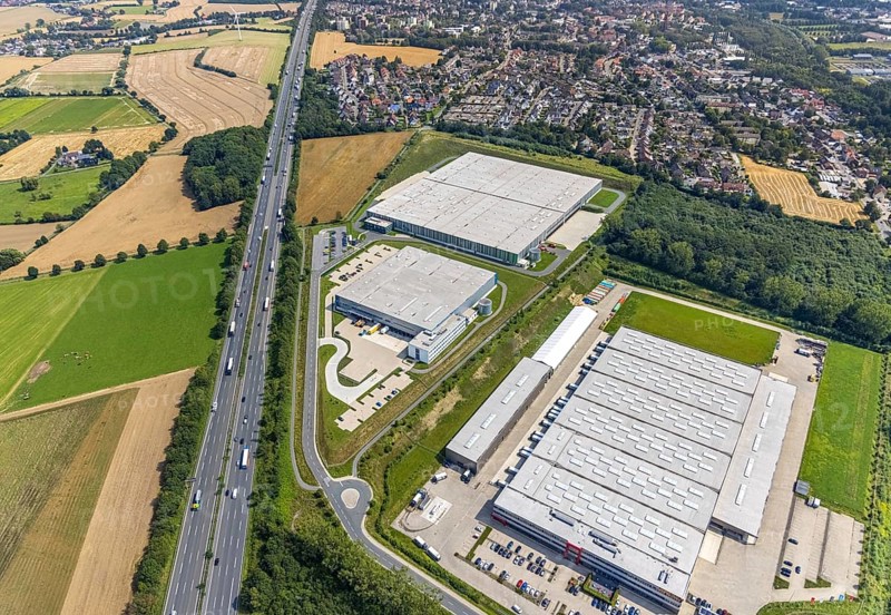 Aerial view, commercial area Lünener Straße at the motorway A2, Heldt Gebäudetechnik and DHL Ernst-von-Bodelschwingh-Street in Weddinghofen, Bergkamen, Ruhr area, North Rhine-Westphalia, Germany, DE, DHL Logistik, Europe, commercial enterprises, commercial area, commercial park, commercial location, commercial use, industrial area, industrial building, industrial location, aerial photograph, aerial photography, aerial photography, overview, bird's-eye view, birds-eyes view, overview
