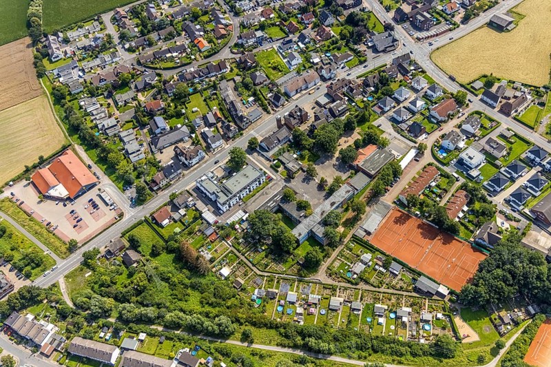 Aerial photo, Jahnschule, Bergkamen fire brigade - Oberaden unit and SUS Oberaden tennis centre in Oberaden, Bergkamen, Ruhr area, North Rhine-Westphalia, Germany, education, educational institution, fire fighters, fire protection, fire watch, DE, Europe, fire station, fire brigade, teaching institute, aerial photo, aerial photography, aerial photography, rescue station, school, sport, tennis, tennis facility, tennis courts, tennis club, overview, bird's eye view, bird's eye view, overview
