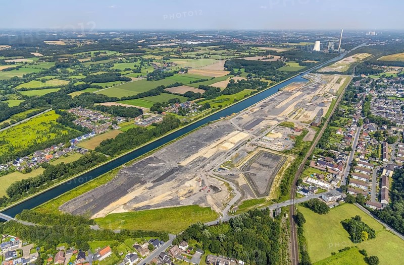 Aerial view, construction site for planned urban quarter Wasserstadt Aden on the site of the former Haus Aden colliery on the Datteln-Hamm Canal in Oberaden, Bergkamen, Ruhr area, North Rhine-Westphalia, Germany, construction work, construction area, building site, building plots, construction project, construction site, DE, Europe, canal, aerial view, aerial photography, aerial photography, new building, overview, bird's eye view, living and living, residential neighbourhood, birds-eyes view, overview