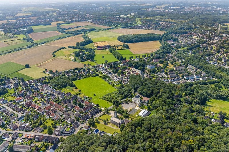 Aerial view, Protestant Martin Luther Church and conversion of the former castle school for new Jahn School with view of Oberaden, Bergkamen, Ruhr area, North Rhine-Westphalia, Germany, place of worship, education, educational institution, DE, Europe, religious community, place of worship, holy place, church, parish, denomination, educational institute, aerial view, aerial photography, aerial photography, religion, religious site, school, overview, bird's-eye view, birds-eyes view, overview