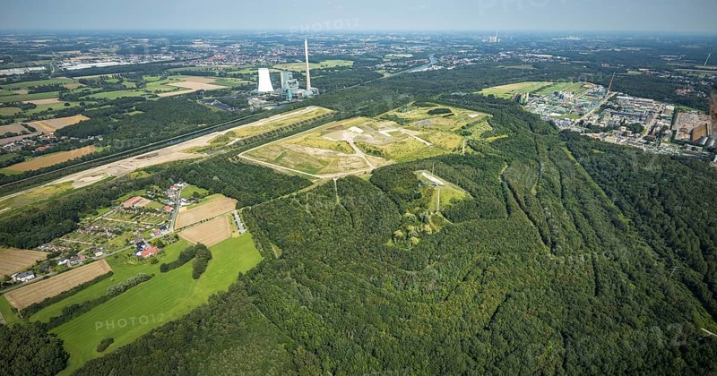 Aerial view, Großes Holz spoil tip with Adener Höhe and Bergkamen mine in Weddinghofen, Bergkamen, Ruhr area, North Rhine-Westphalia, Germany, spoil tip, DE, Europe, power station, landscape construction, light column, aerial photograph, aerial photography, aerial photography, sight, coal-fired power station, overview, bird's-eye view, overview