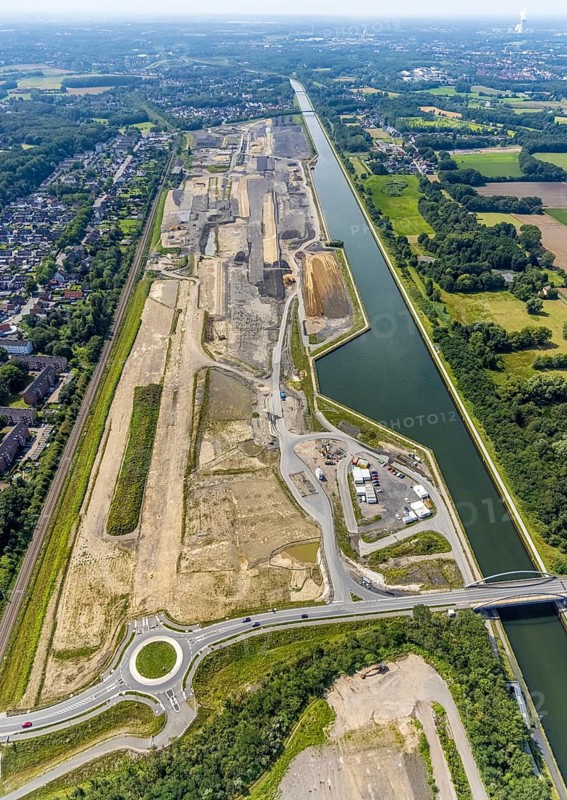 Aerial view, construction site for planned urban quarter Wasserstadt Aden with new roundabout on the site of the former Haus Aden colliery on the Datteln-Hamm canal in Oberaden, Bergkamen, Ruhr area, North Rhine-Westphalia, Germany, construction work, construction area, building site, building plots, construction measure, construction project, construction site, DE, Europe, canal, roundabout, roundabout, aerial view, aerial photography, aerial photography, new building, overview, bird's eye view, living and life, residential quarter, birds-eyes view, overview