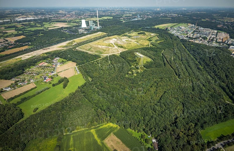 Aerial view, Großes Holz spoil tip with Adener Höhe and Bergkamen mine in Weddinghofen, Bergkamen, Ruhr area, North Rhine-Westphalia, Germany, spoil tip, DE, Europe, power station, landscape construction, light column, aerial photograph, aerial photography, aerial photography, sight, coal-fired power station, overview, bird's-eye view, overview